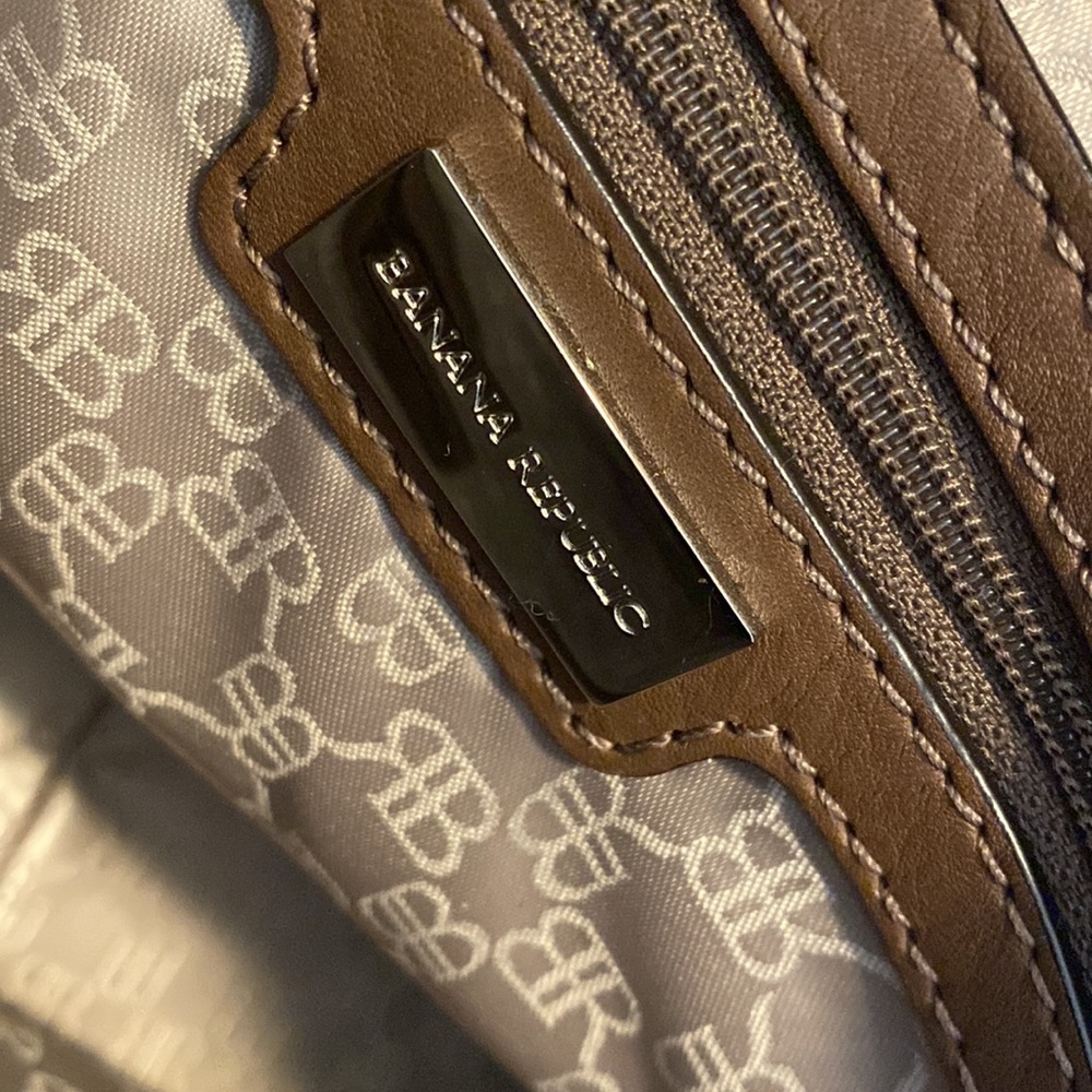 Banana republic women’s leather long shoulder bag. Great for travel! - Picture 3 of 8